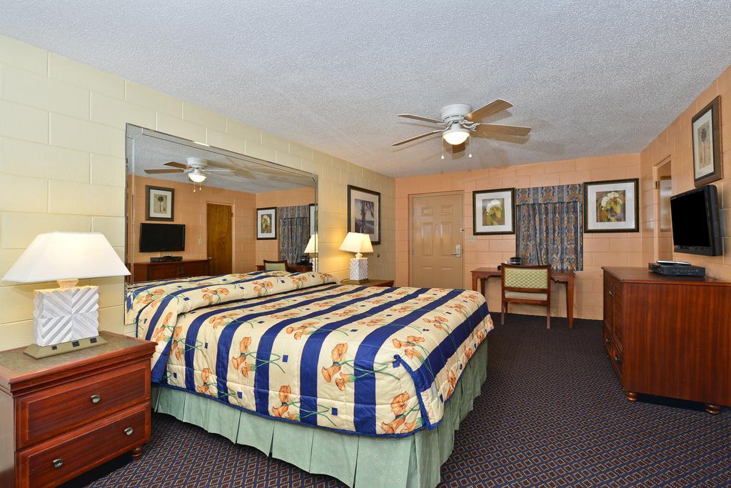 Savannah Inn And Suites Savannah Port Area Room photo