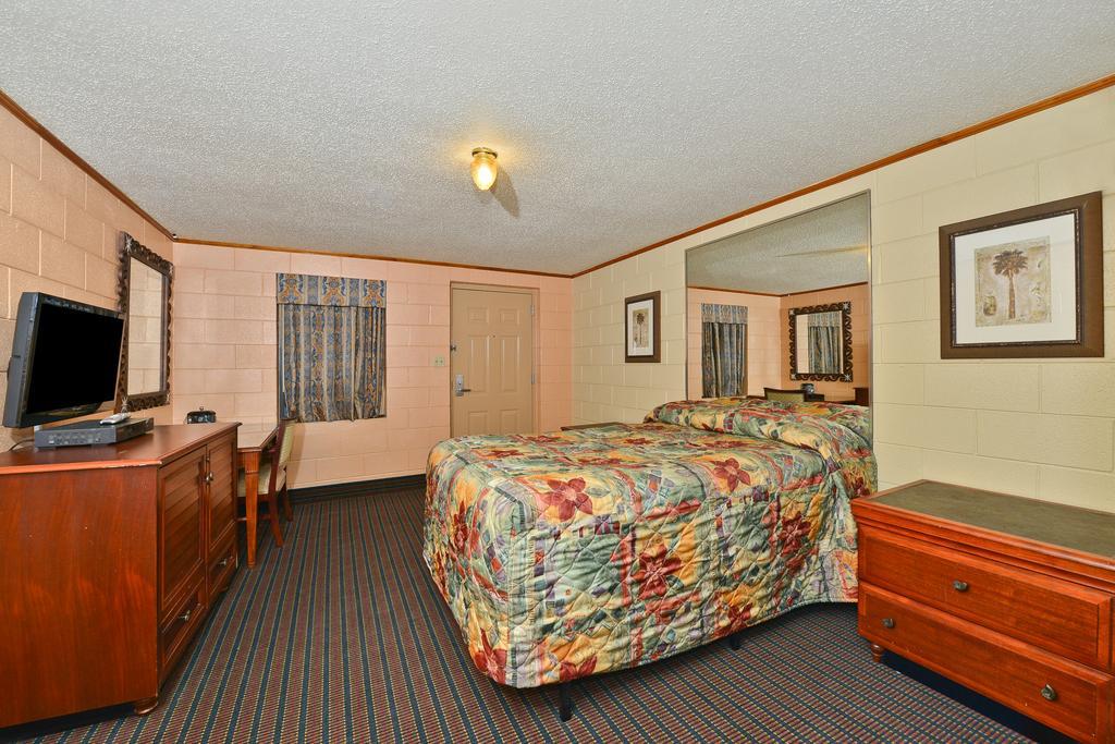 Savannah Inn And Suites Savannah Port Area Room photo